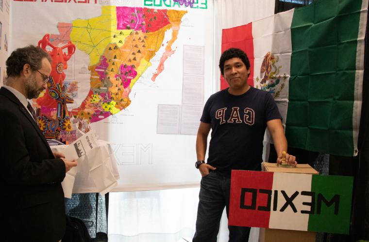拉斐特大学的学生在一次文化活动中介绍墨西哥.