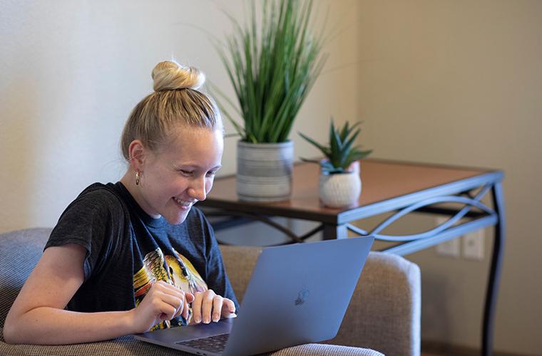 拉法耶特大学学生在宿舍wifi中使用笔记本电脑
