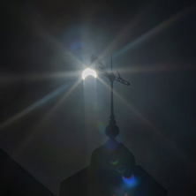 一张斯蒂芬·霍尔屋顶的照片，背景是日食